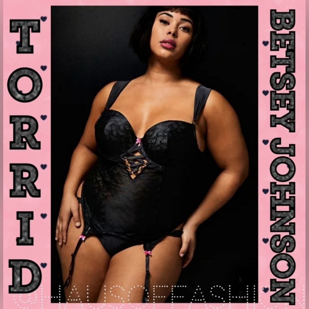 TORRID BETSEY JOHNSON Black   Underwire Bra Bustier Lingerie with Garters!
